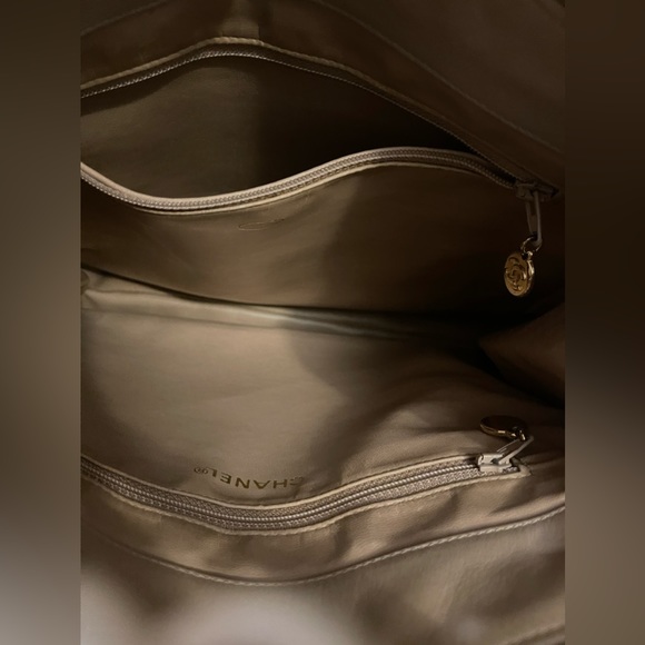 ❤️SOLD❤️ Auth Vintage CHANEL Beige Lambskin Chevron Shoulder Bag with 24K GHW - Picture 8 of 9